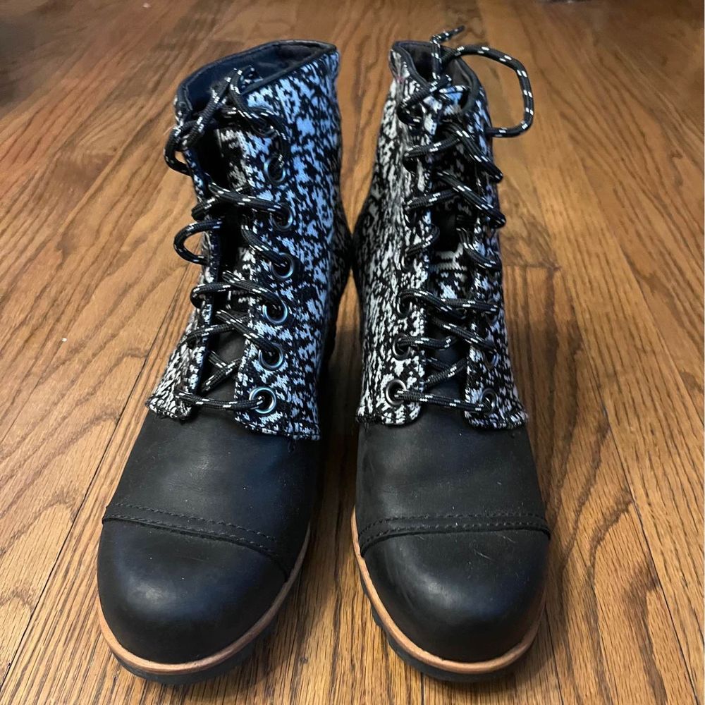 Like New Sorel boots size 9